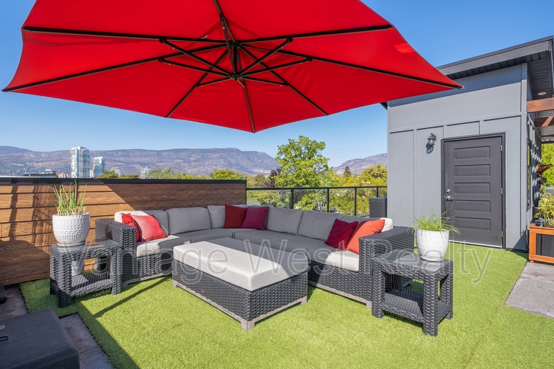 985 Coronation Ave in Kelowna, BC - Building Photo