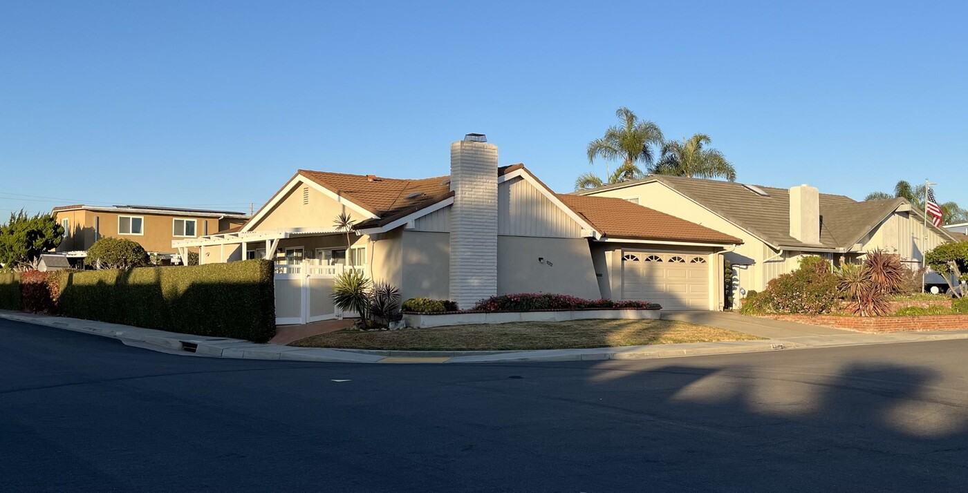 9311 Flicker Ave in Fountain Valley, CA - Foto de edificio