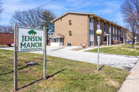 Jensen Manor Condominiums in Urbandale, IA - Foto de edificio - Building Photo