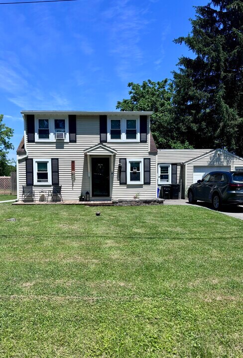 6179 Gloger Dr in Cicero, NY - Foto de edificio