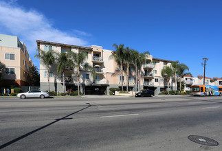 Sherman Way Villas in Van Nuys, CA - Foto de edificio - Building Photo