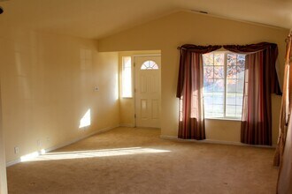 1370 Lucy Way in Chico, CA - Building Photo - Building Photo