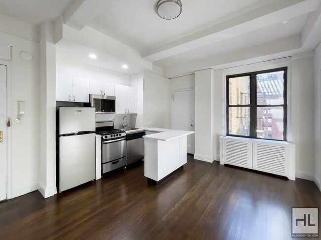 EAST 46 STREET in New York, NY - Building Photo - Building Photo