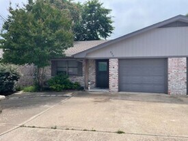 330 N Barton Ave in Stephenville, TX - Building Photo