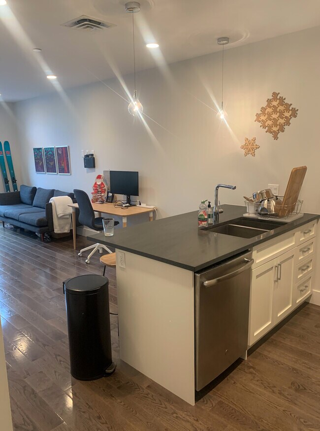 436 McGrath Hwy, Unit 316 in Somerville, MA - Building Photo - Building Photo