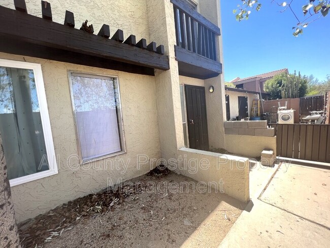 2425 E Waltann Ln in Phoenix, AZ - Building Photo - Building Photo