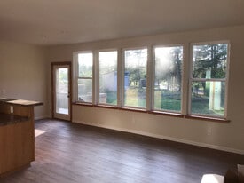 1005 Chenowuth in North Bonneville, WA - Building Photo