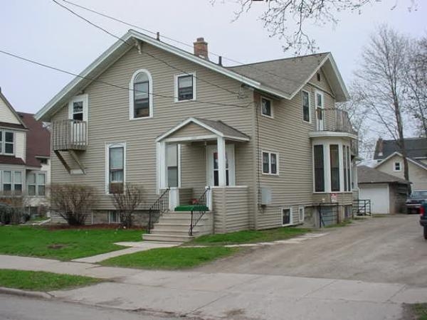 556 Jefferson St in Oshkosh, WI - Building Photo