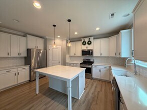 340 Avery Glenn Way in Fuquay Varina, NC - Building Photo - Building Photo