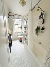 120 Riverway, Unit 12 in Boston, MA - Foto de edificio - Building Photo