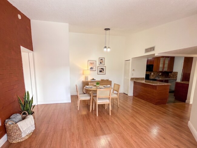 20741 NE 4th Ct, Unit 20741 NE 4 Ct #205 in Miami, FL - Foto de edificio - Building Photo