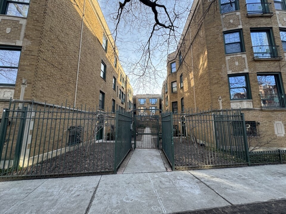 7025 N Sheridan Rd, Unit 3 in Chicago, IL - Building Photo