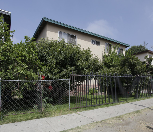 7239 Bakman Ave in Sun Valley, CA - Foto de edificio - Building Photo