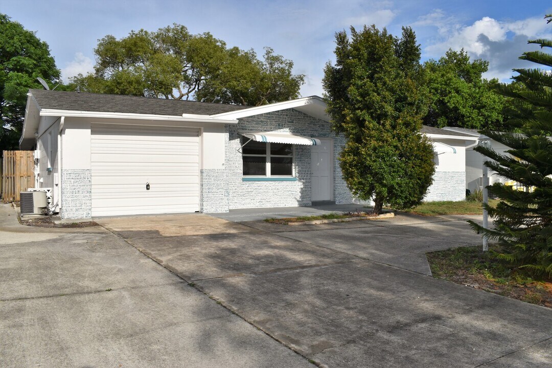 10930 Norwood Ave in Port Richey, FL - Building Photo