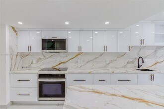 5235 SW 40th Ave in Fort Lauderdale, FL - Building Photo - Building Photo