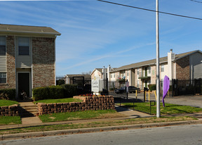 Carlyle Crossing Apartments