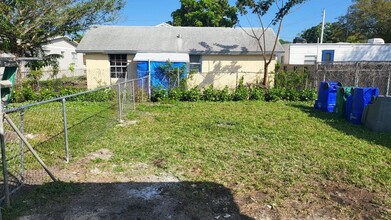 1611 NW 41st St-Unit -1613 in Miami, FL - Building Photo - Building Photo