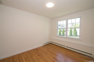 14 Northridge St in Huntington Station, NY - Building Photo - Building Photo