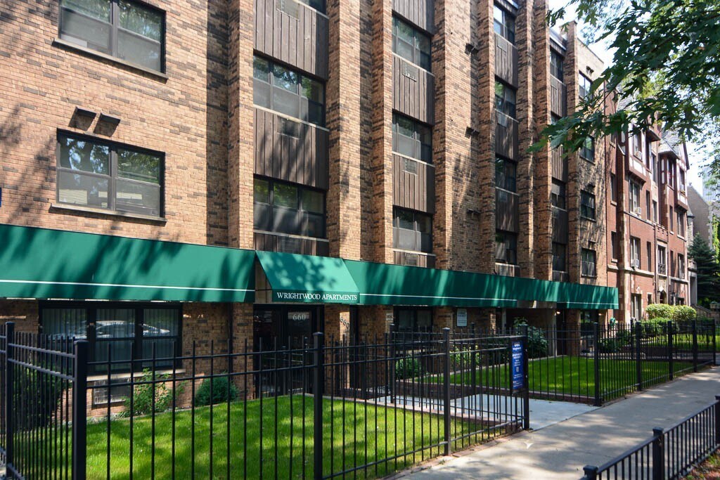665 W Wrightwood Ave in Chicago, IL - Building Photo
