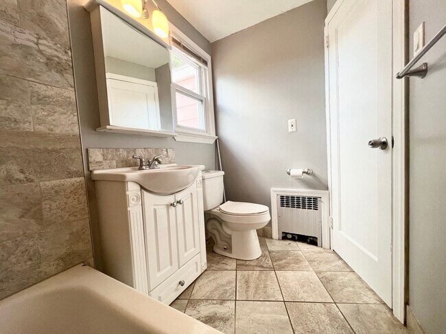 255 Newark Ave in Bloomfield, NJ - Foto de edificio - Building Photo