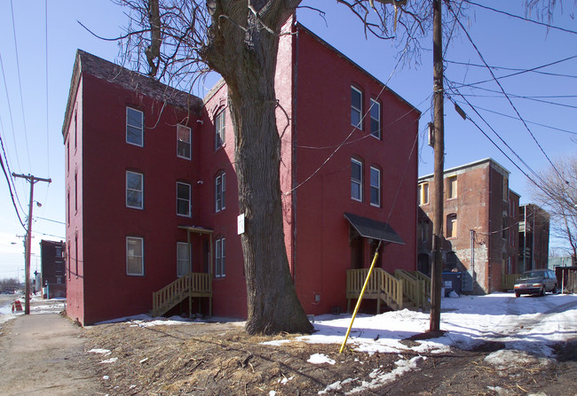 13-15 Worcester Pl in Holyoke, MA - Foto de edificio - Building Photo