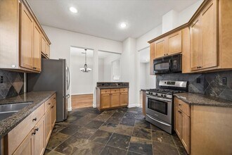 5811 Maxie St in Houston, TX - Foto de edificio - Building Photo