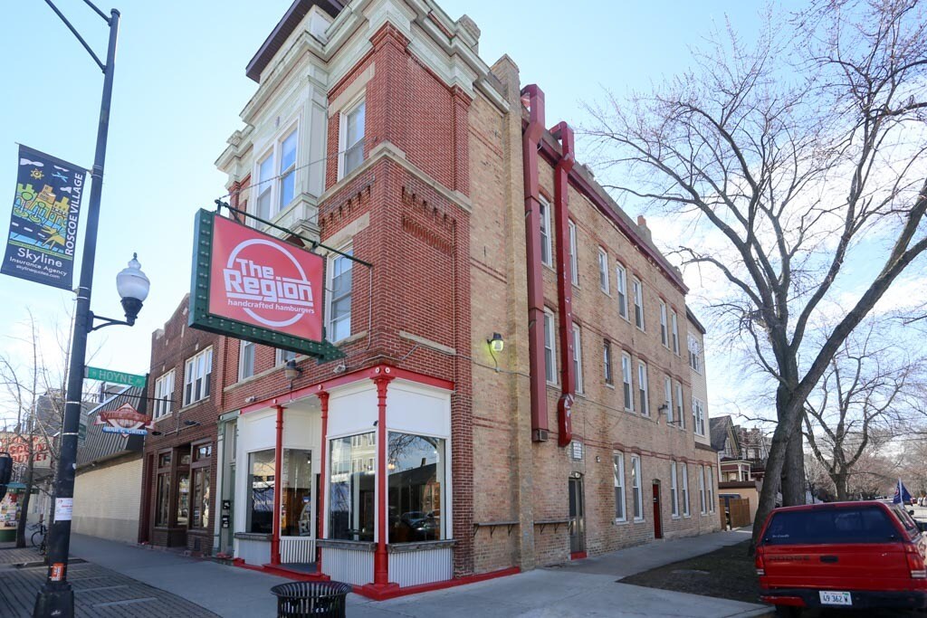 2057 W Roscoe St, Unit J00P in Chicago, IL - Building Photo