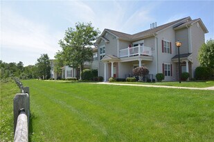 607 Farmstead Ct in Churchville, NY - Building Photo
