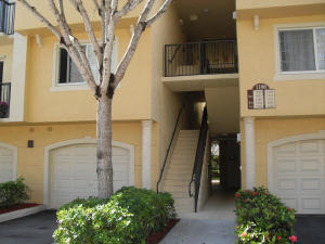 1100 Crestwood Ct S in Royal Palm Beach, FL - Building Photo