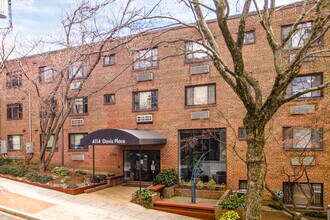 4114 Davis Pl NW in Washington, DC - Foto de edificio - Building Photo