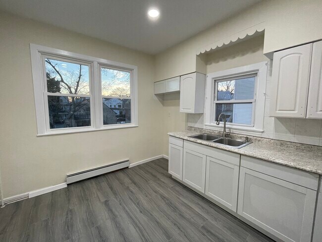 16 W 37th St in Bayonne, NJ - Building Photo - Building Photo