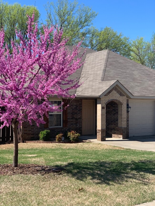 property at 903 Meadowlands Dr