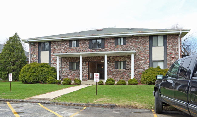 Village Gardens Apartments in Hales Corners, WI - Foto de edificio - Building Photo