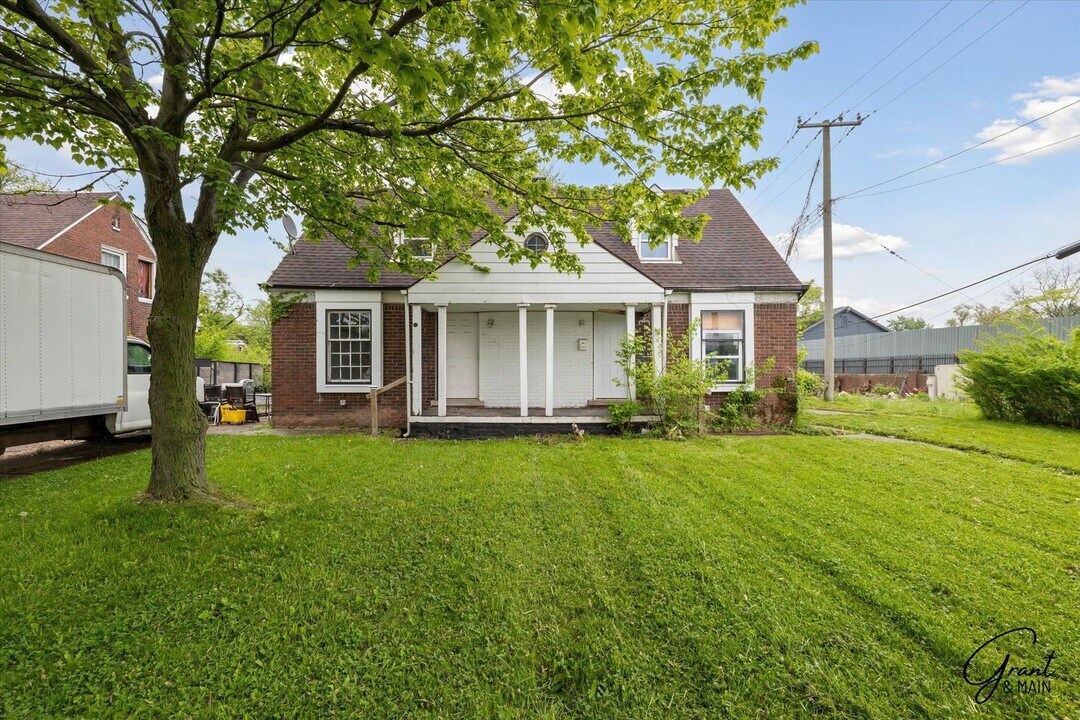 18330-18332 Kelly Rd in Detroit, MI - Building Photo