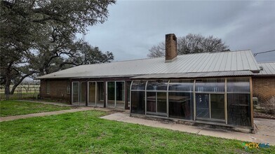 1235 Co Rd 390 in Hallettsville, TX - Foto de edificio - Building Photo