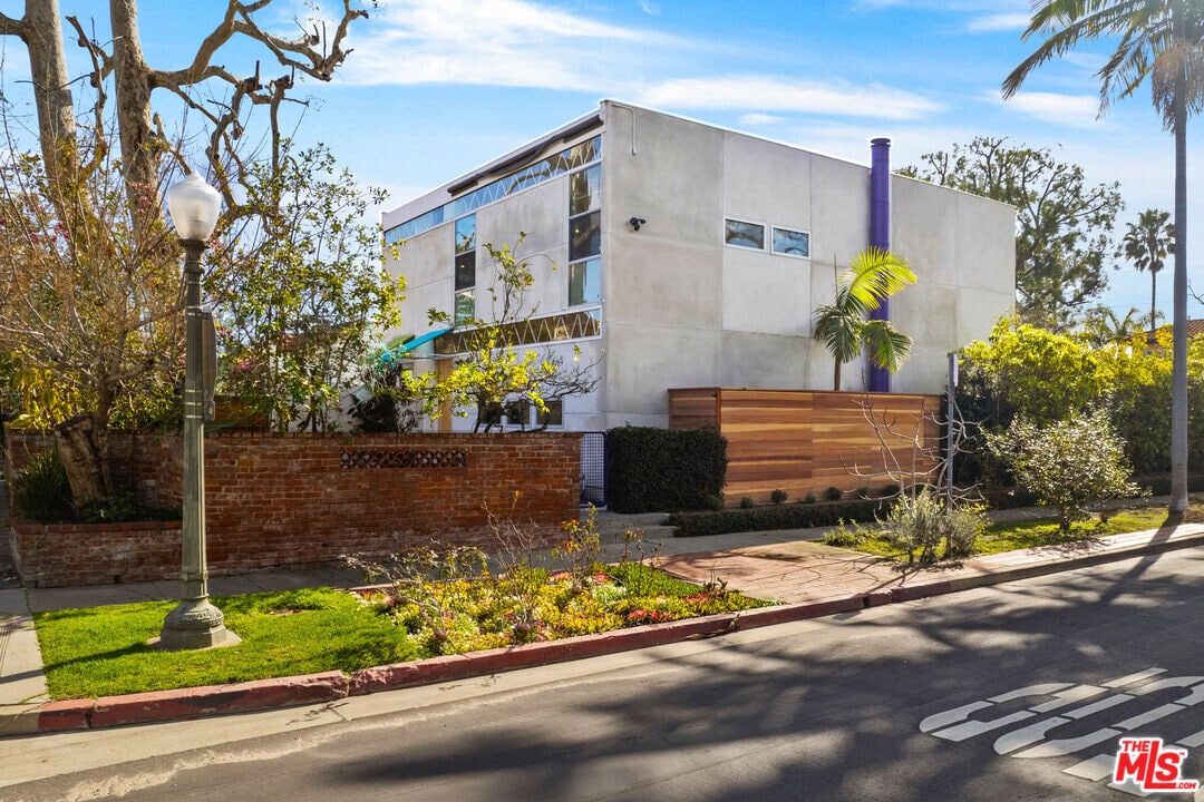 2153 Linnington Ave in Los Angeles, CA - Building Photo