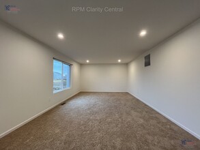 429 Waterlily Ln in Pataskala, OH - Building Photo - Building Photo