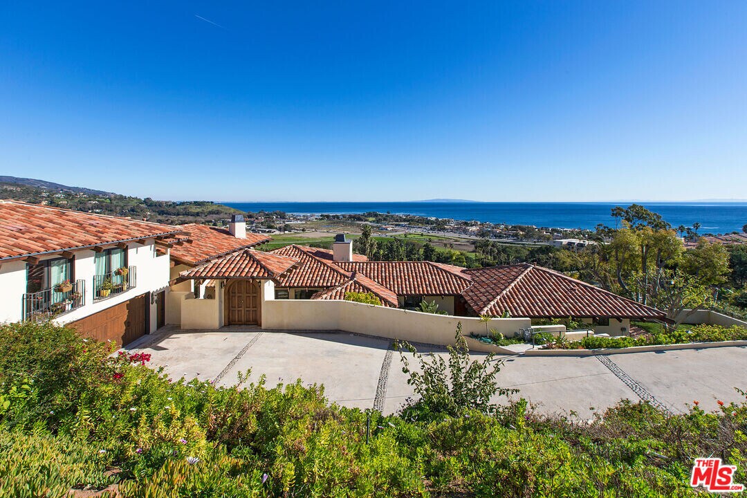 3504 Coast View Dr in Malibu, CA - Foto de edificio