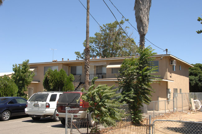 425 S Third Ave in Oakdale, CA - Foto de edificio - Building Photo