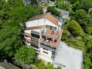 1775 E McMillan St in Cincinnati, OH - Foto de edificio - Building Photo