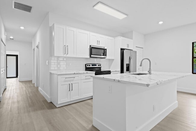 2810 NW 7th St in Fort Lauderdale, FL - Building Photo - Building Photo