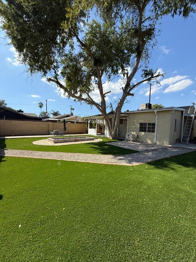 19148 Saticoy St in Reseda, CA - Building Photo - Building Photo
