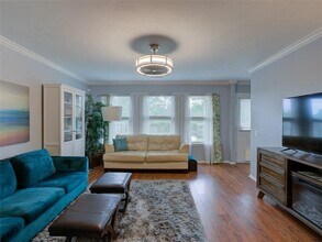 7221 Crestone Rd in Austin, TX - Foto de edificio - Building Photo