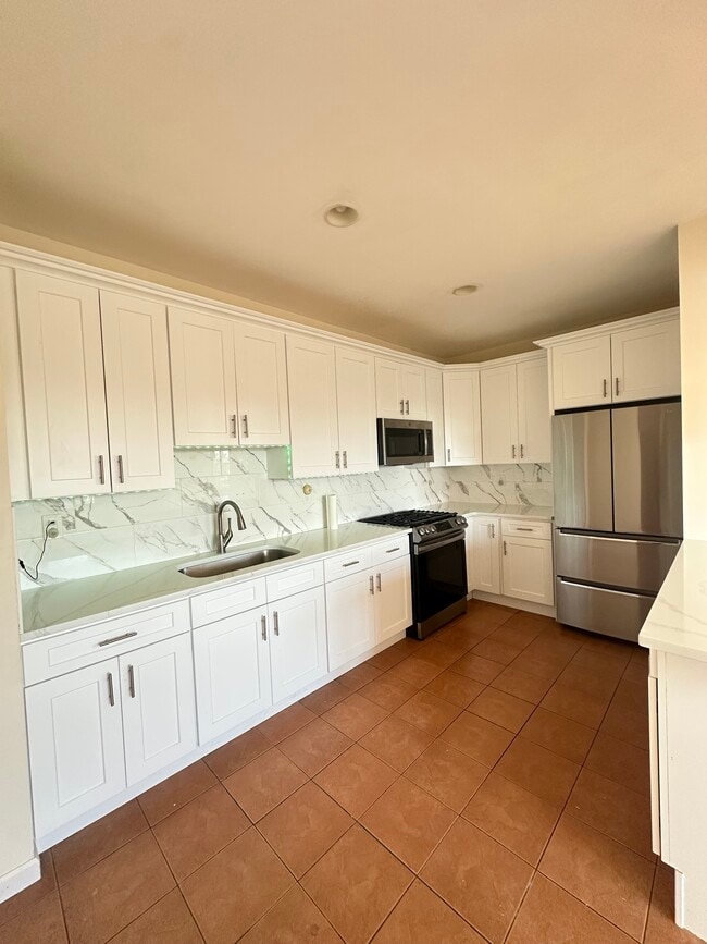 1820 Unionport Rd, Unit #3 in Bronx, NY - Building Photo - Building Photo