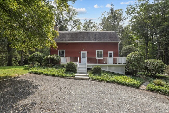 142 E Middle Patent Rd in Bedford, NY - Building Photo - Building Photo