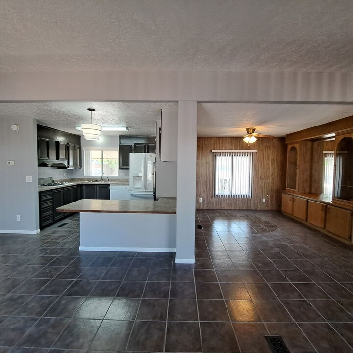 5033 Sitka Ln in Las Vegas, NV - Building Photo