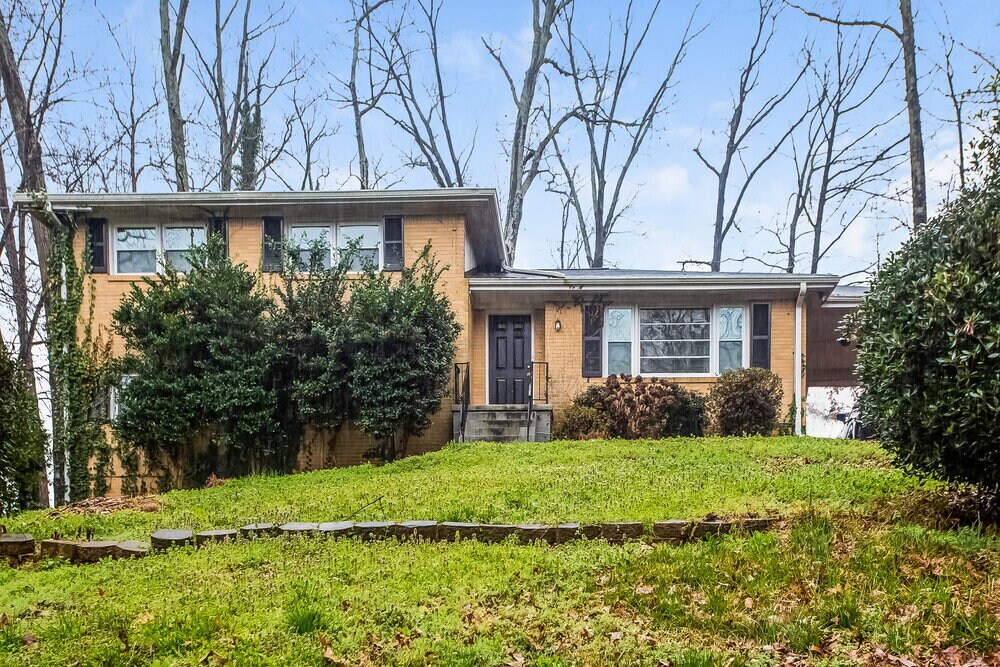 2407 Oakridge Ct in Decatur, GA - Building Photo