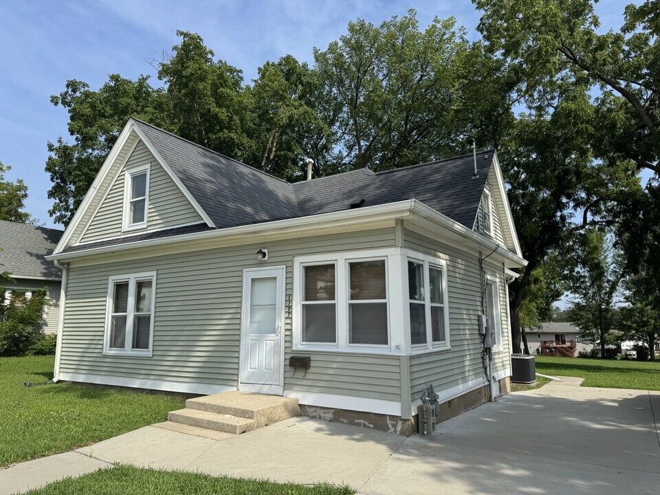 1107 W 1st St in Cedar Falls, IA - Building Photo