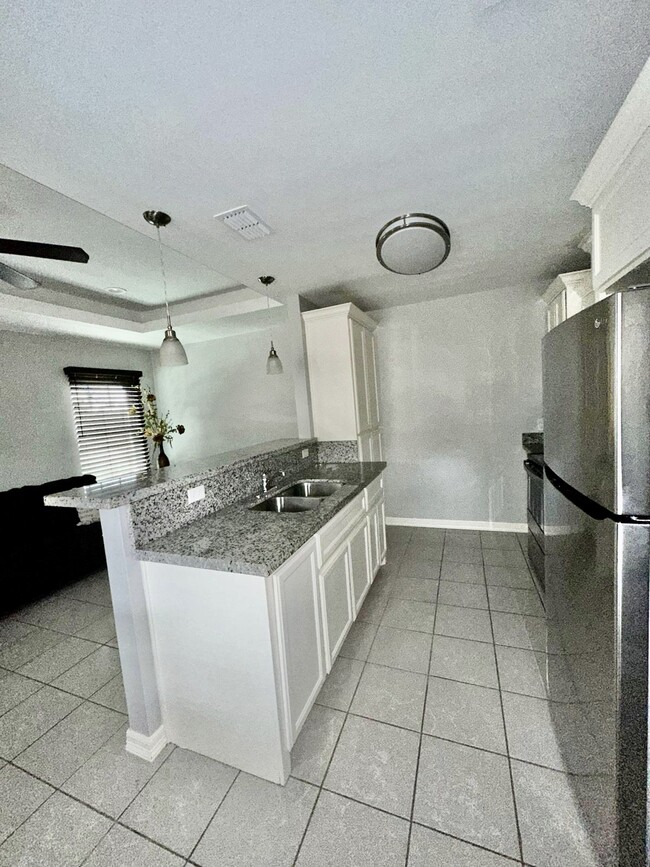 1925 Diamante Dr, Unit 1 in Brownsville, TX - Foto de edificio - Building Photo