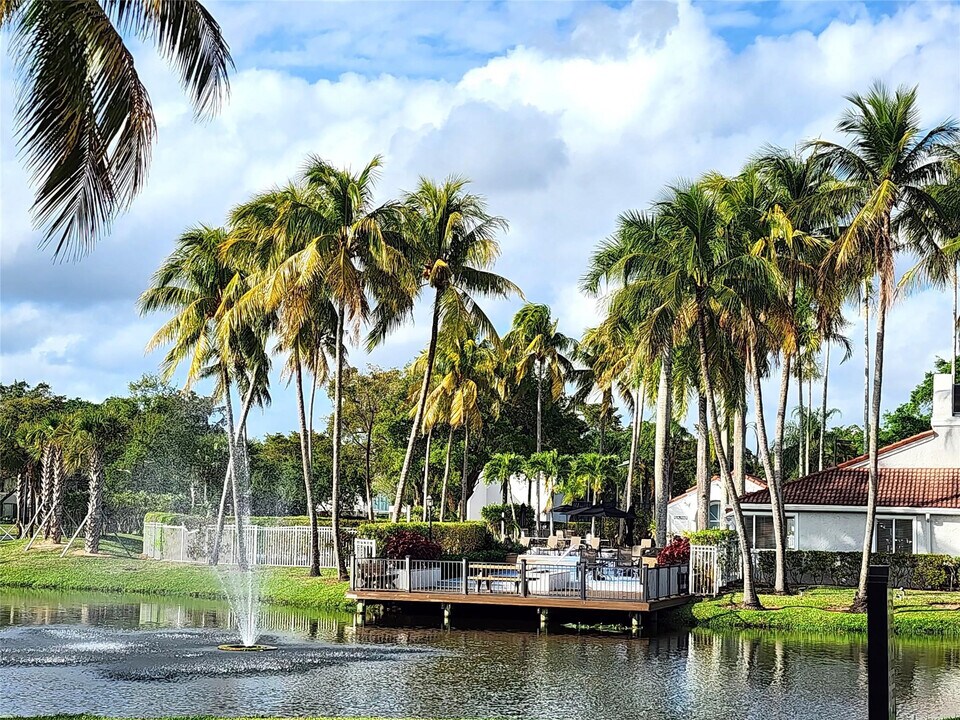 651 Lyons Rd in Coconut Creek, FL - Building Photo